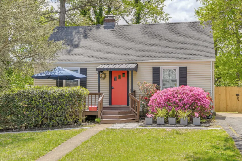'the Red Door' Stylish Family Home in Falls Church - Image 1