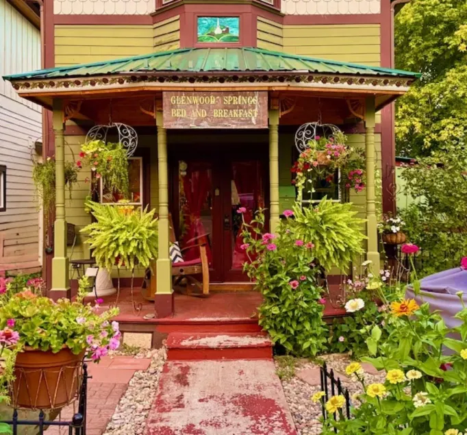 Downtown B&B with Jacuzzi - Image 1