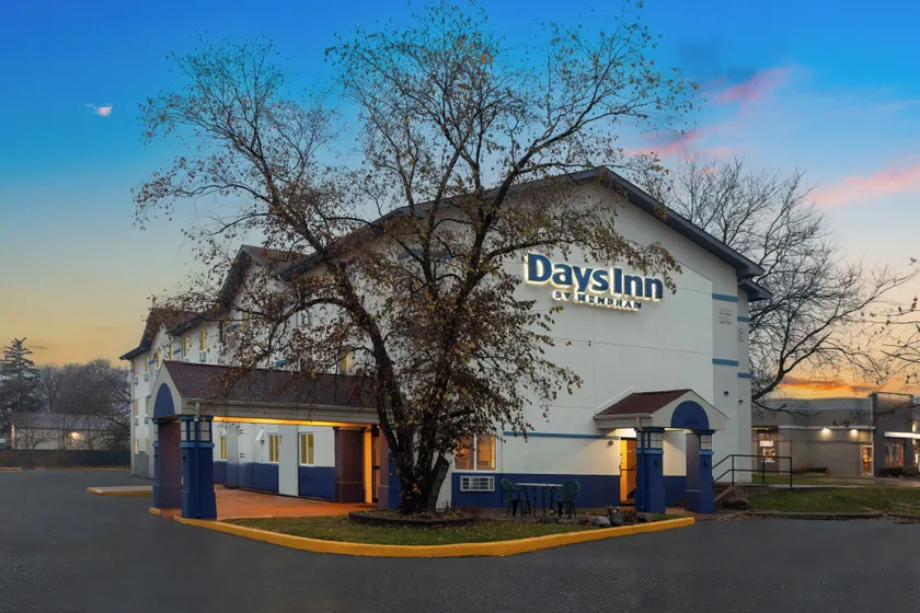 Days Inn by Wyndham Waukegan - Image 1