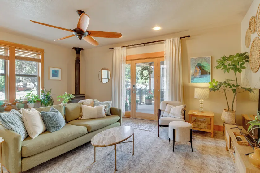 Half-mi to Scotts Mills Falls: Wine Country Apt - Image 1