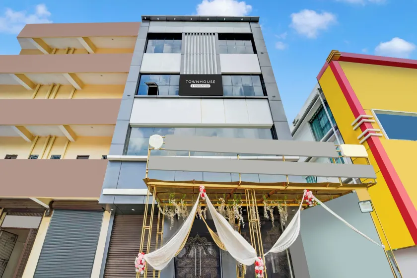 Super Townhouse Anisabad Near Mahavir Sansthan - Image 1