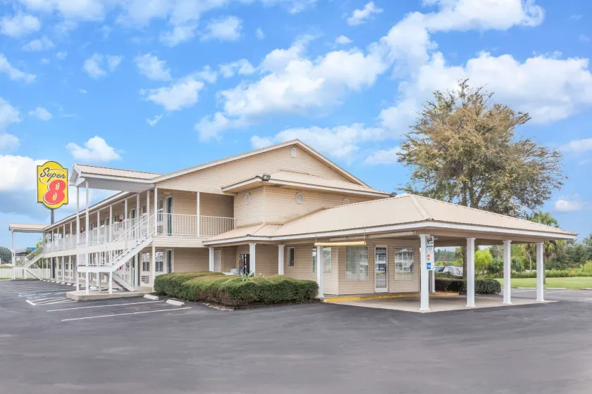Super 8 by Wyndham Madison - Image 1