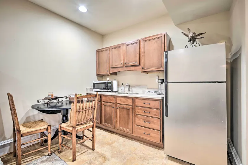 Boonsboro Studio w/ Wood-Burning Fire Pit! - Interiör