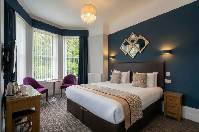 Applewood Hotel - Image 1