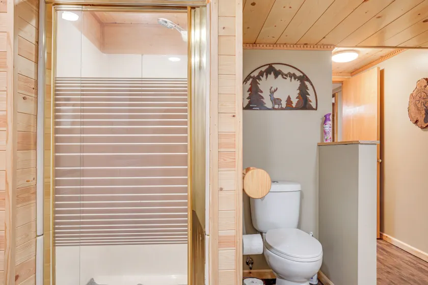 Hayward Home w/ Private Deck, Fire Pit & Kayak! - Innvendig