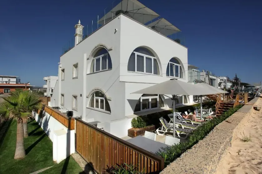 Golden Beach Guest House & Rooftop Bar - Image 1