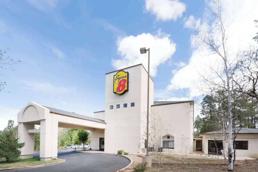 Super 8 by Wyndham Show Low - Image 1