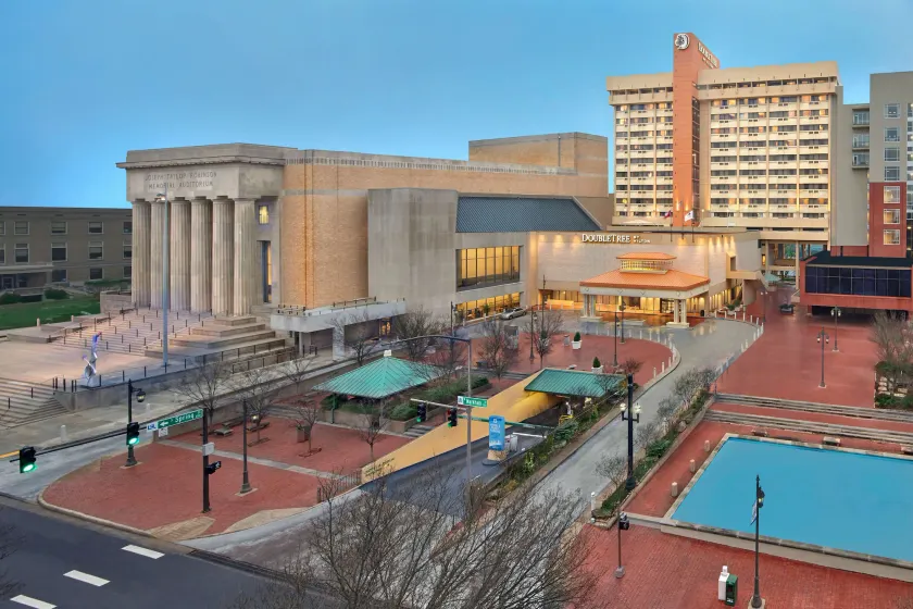 DoubleTree by Hilton Little Rock - Image 1