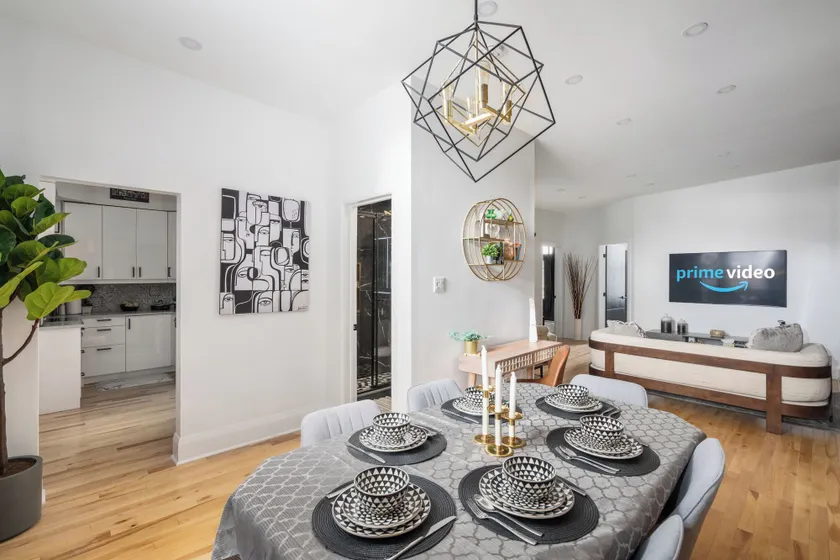 Downtown Luxe: Metro, King Bed, Parking, Sleeps 6 - Image 1