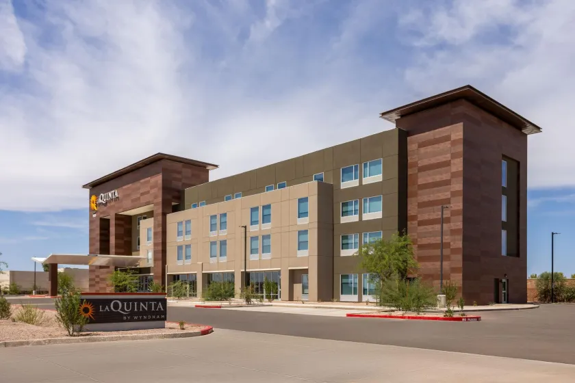 La Quinta Inn & Suites by Wyndham Phoenix West Glendale - Image 1