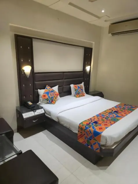 Hotel Santoor - near Geeta bhawan square - Chambre