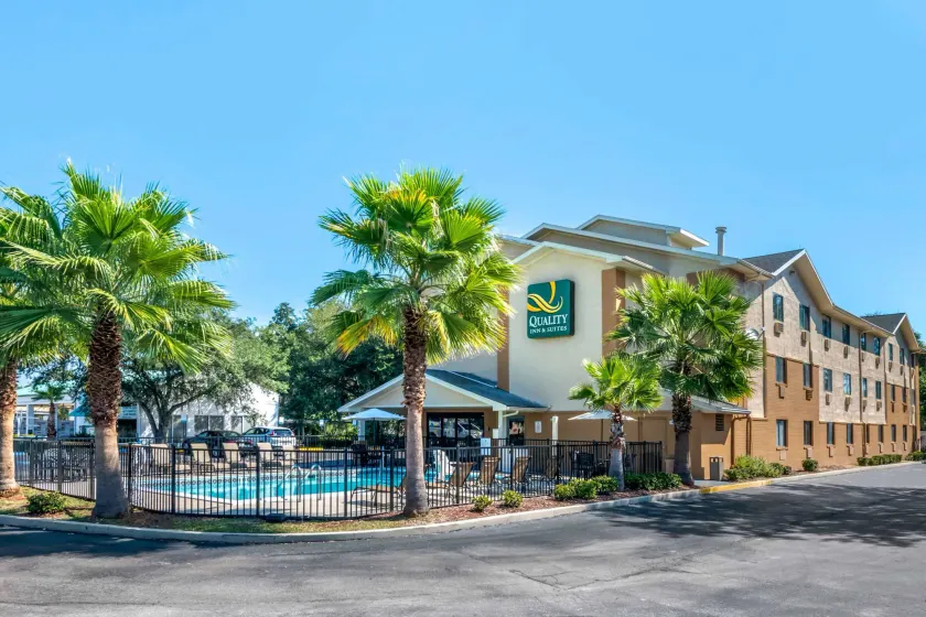 Quality Inn & Suites Leesburg Chain of Lakes - Image 1