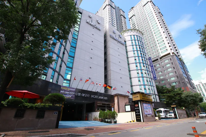 Amour Hotel - Image 1