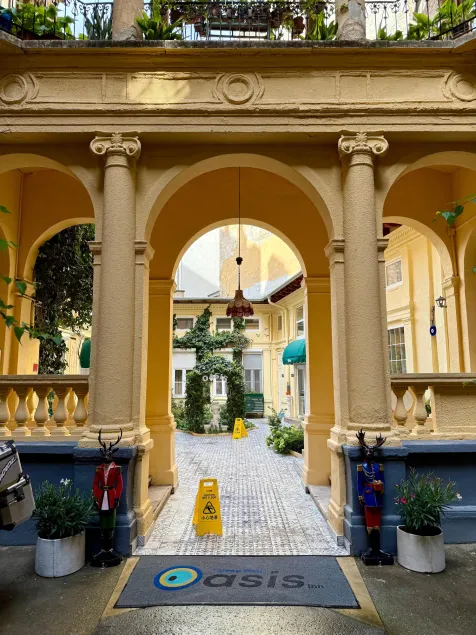 Oasis Inn Budapest - Image 1