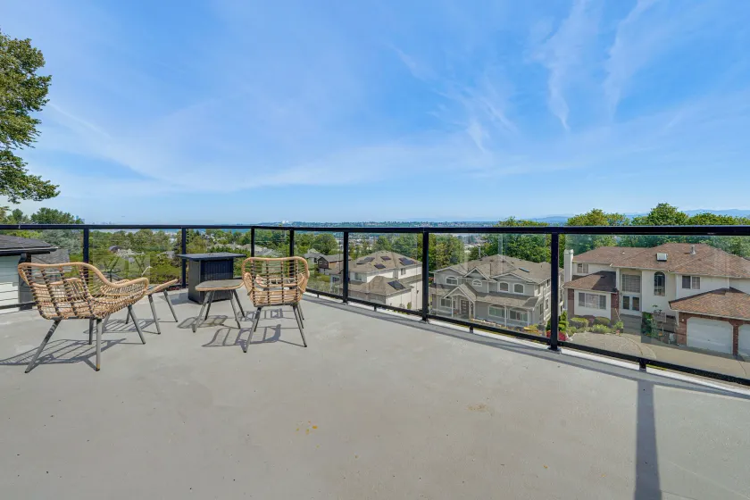 Panoramic Views! Hilltop Haven in Seattle - Image 1