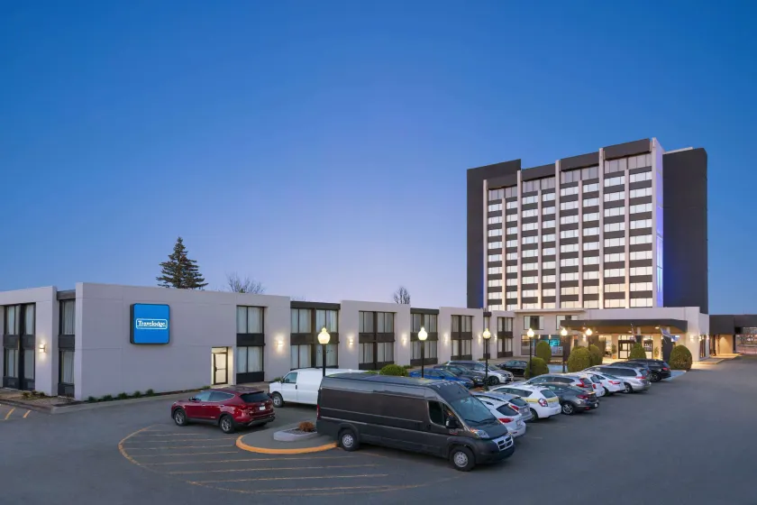 Travelodge by Wyndham Quebec City Hotel & Convention Centre - Image 1