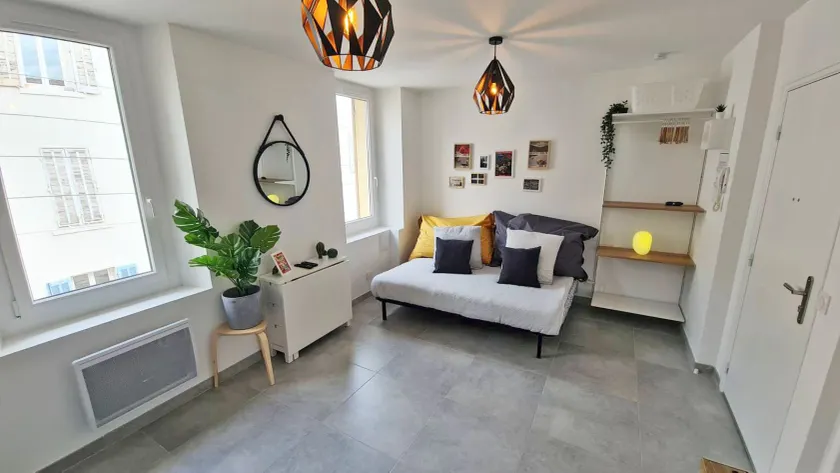 GregBnb - CLIMATISÉ - Studio 23m2- WiFi Fibre - 10 min à pied Gare - ΔΔΔ - Chambre