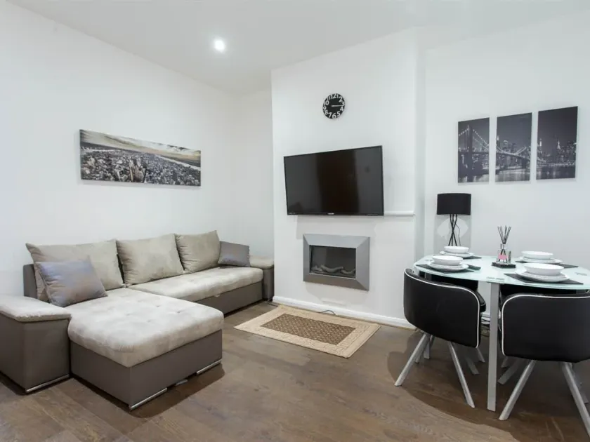 Park House Apartments - Image 1