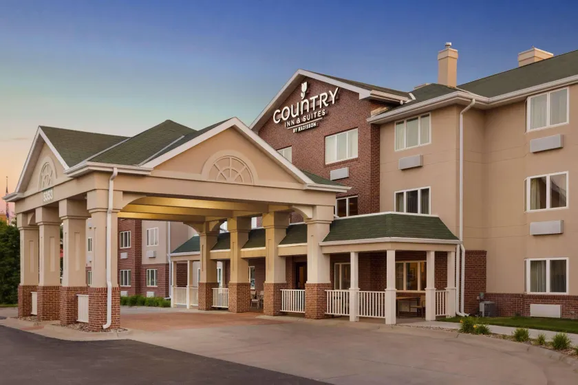 Country Inn & Suites by Radisson, Lincoln North Hotel and Conference Center, NE - Image 1
