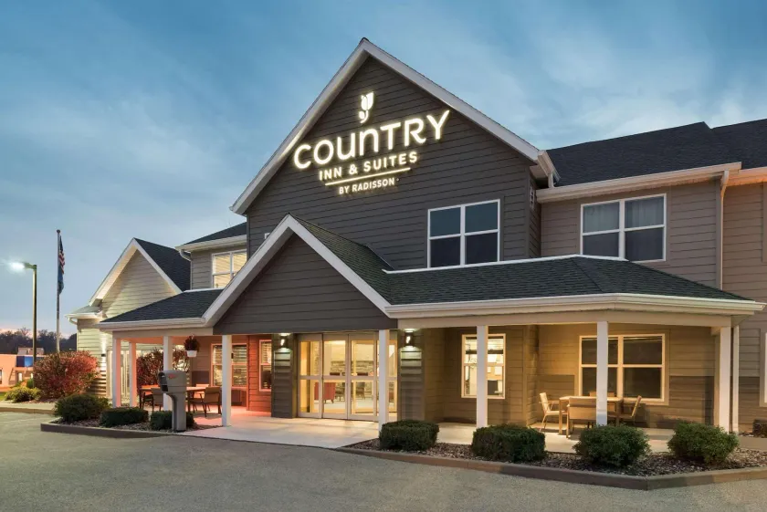 Country Inn & Suites by Radisson, Platteville, WI - Image 1