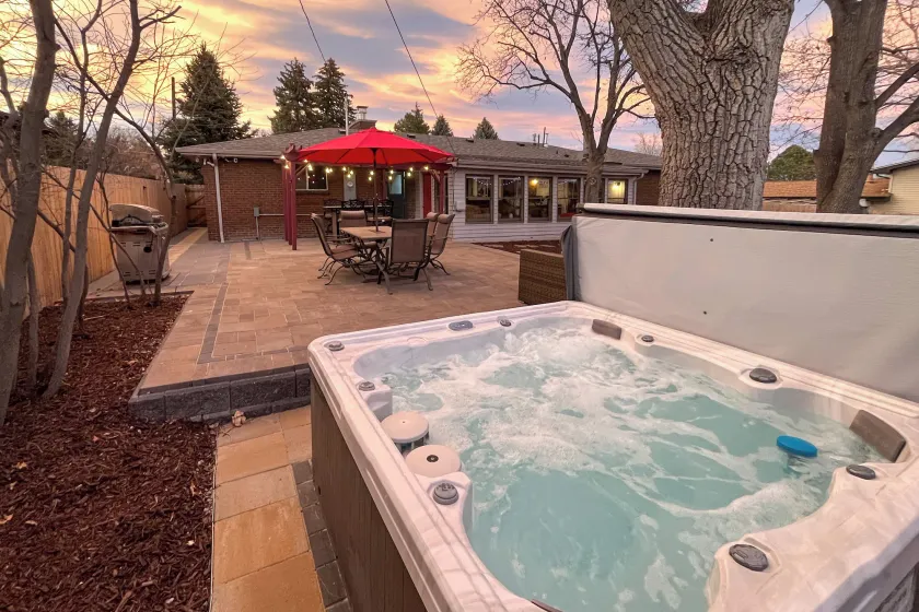 Hot Tub, Pool Table, BBQ Patio, Yard Games - Image 1