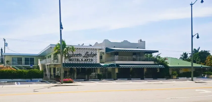 Queens Lodge Motel - Image 1