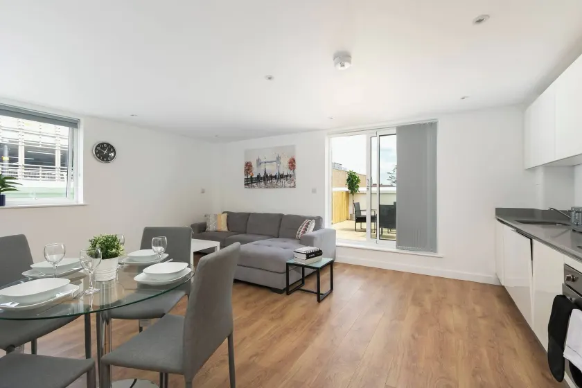 Skyvillion - 4 Bed Luxury Apartment with Balcony & Parking - Image 1