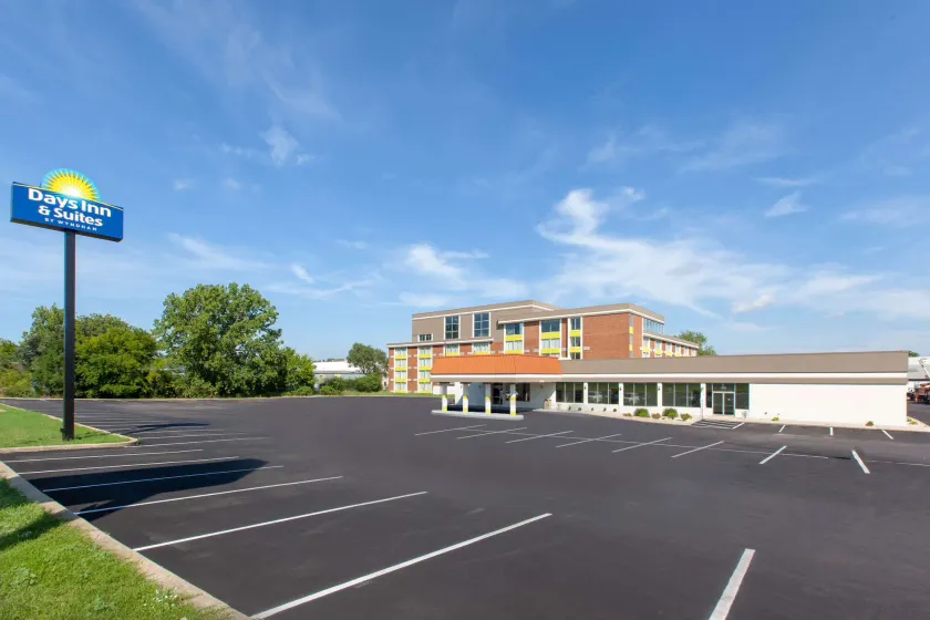 Days Inn & Suites by Wyndham Grand Rapids Near Downtown - Image 1