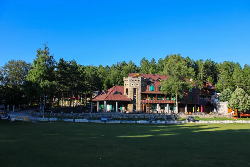 Natyral Razma Resort - Image 1