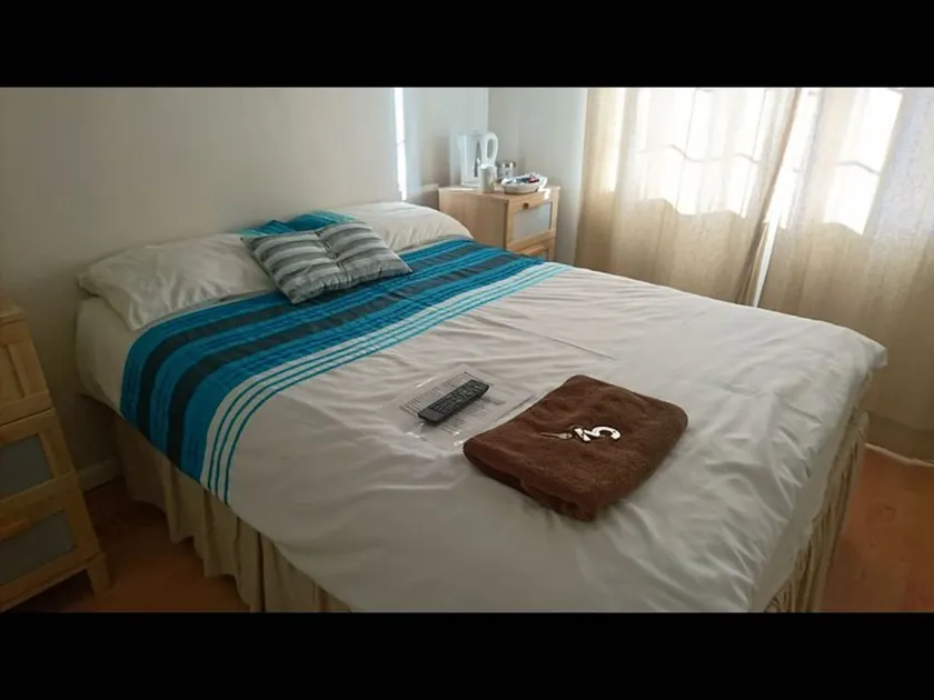 Salle de douche attenante Chambre double avec 1 lit double - Image 1
