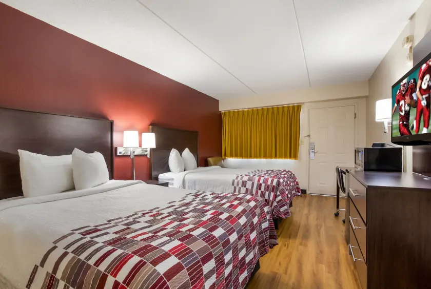 Red Roof Inn Shelbyville - Image 1