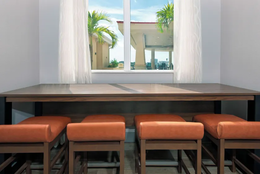 Hampton Inn & Suites Clearwater Beach - Lobby