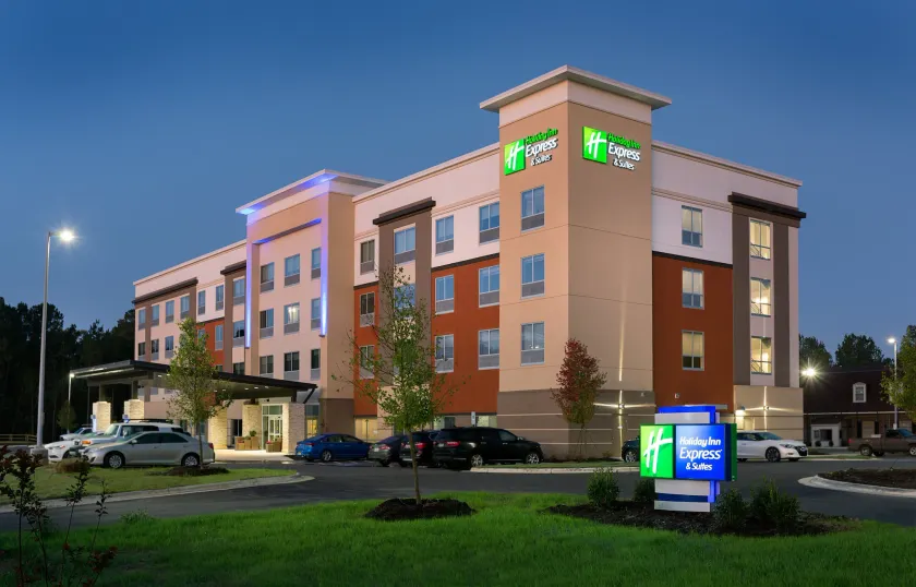 Holiday Inn Express & Suites - Fayetteville South by IHG - Image 1