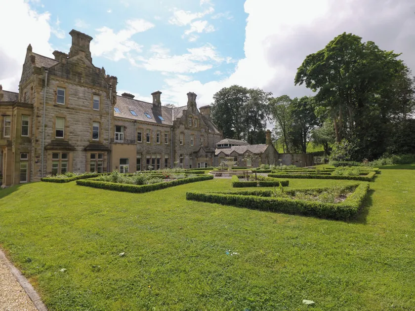 The Violet Suite Stone Cross Mansion - Image 1