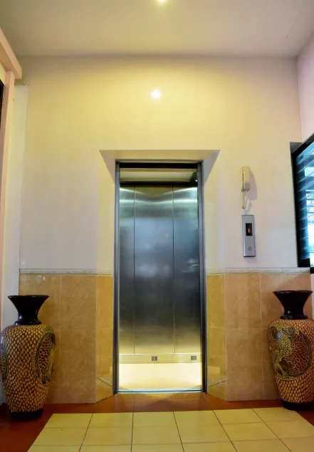 The Outdoor Kata Hotel - Interior entrance