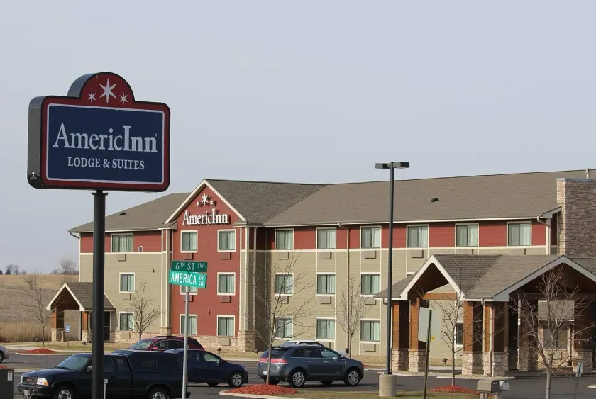AmericInn by Wyndham Cedar Rapids Airport - Image 1