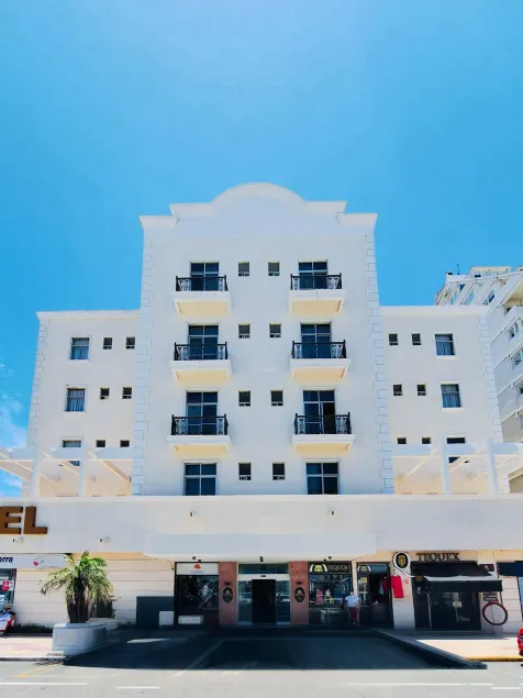 Hotel Ruiz Milán - Image 1