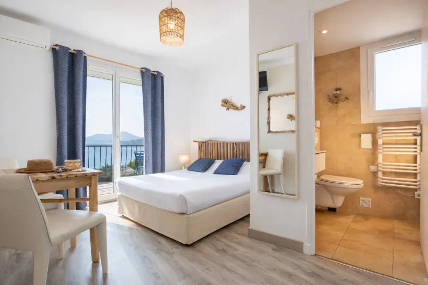 Hôtel Almanarre Plage - Hôtel Eco-Responsable face à la mer - Image 1