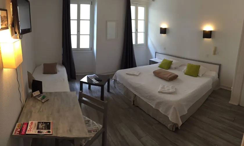 Le Petit Hôtel - Image 1