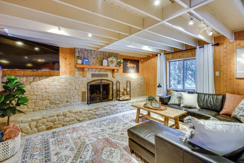 Solitude Mountain Cabin: Creek-side View & Hot Tub - Image 1