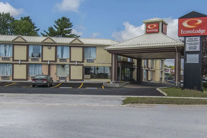 Econo Lodge - Image 1