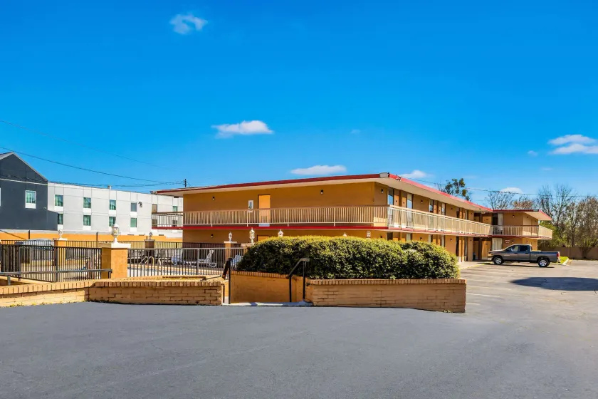Econo Lodge Inn & Suites Macon West - Image 1