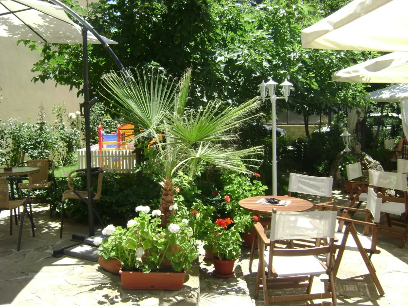 Family Hotel Kandrovi - Image 1