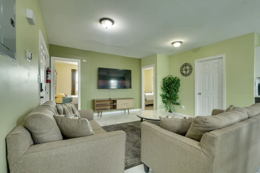 Explore Nyc, Parks & Beaches! Top-floor Apt - Image 1