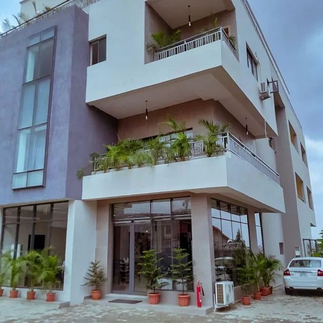 Greywood Hotel and Apartments - Image 1
