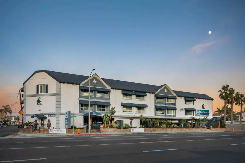 Best Western Harbour Inn & Suites Huntington - Sunset Beach - Image 1