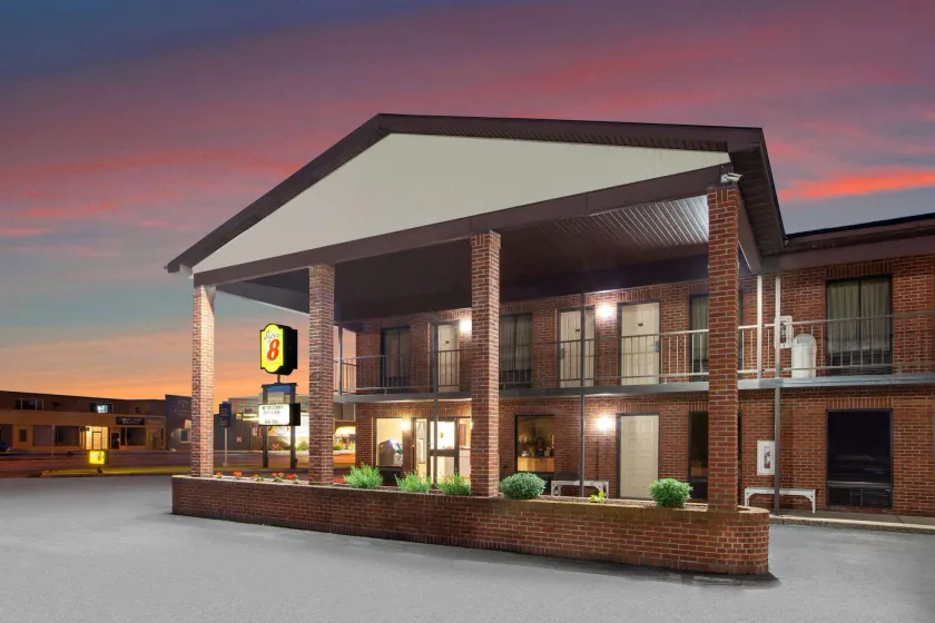 Super 8 by Wyndham Sandusky - Image 1