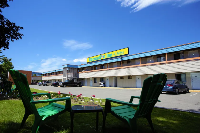Recreation Inn and Suites Kelowna - Image 1