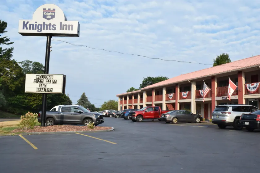 Knights Inn Oswego East - Image 1