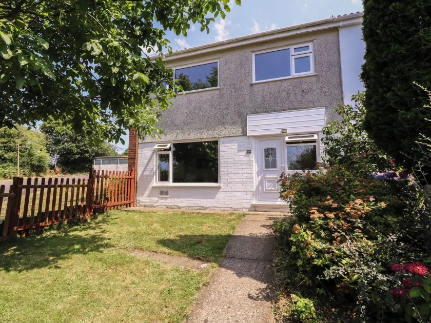 24 Cefn Court - Image 1